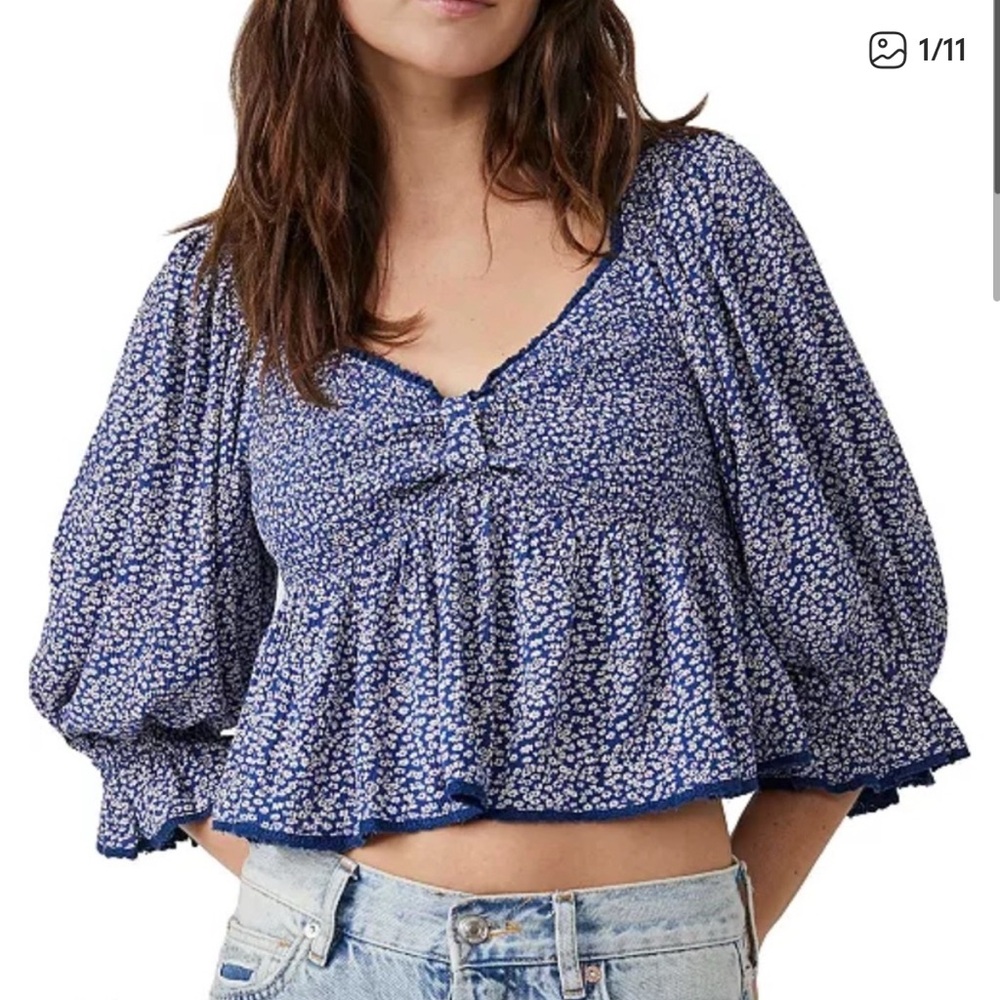 Free People | size small | brittnee printed tee never worn XS